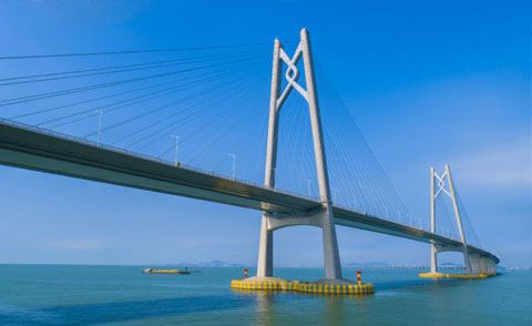 港珠澳大桥重达90吨重钢结构运输项目